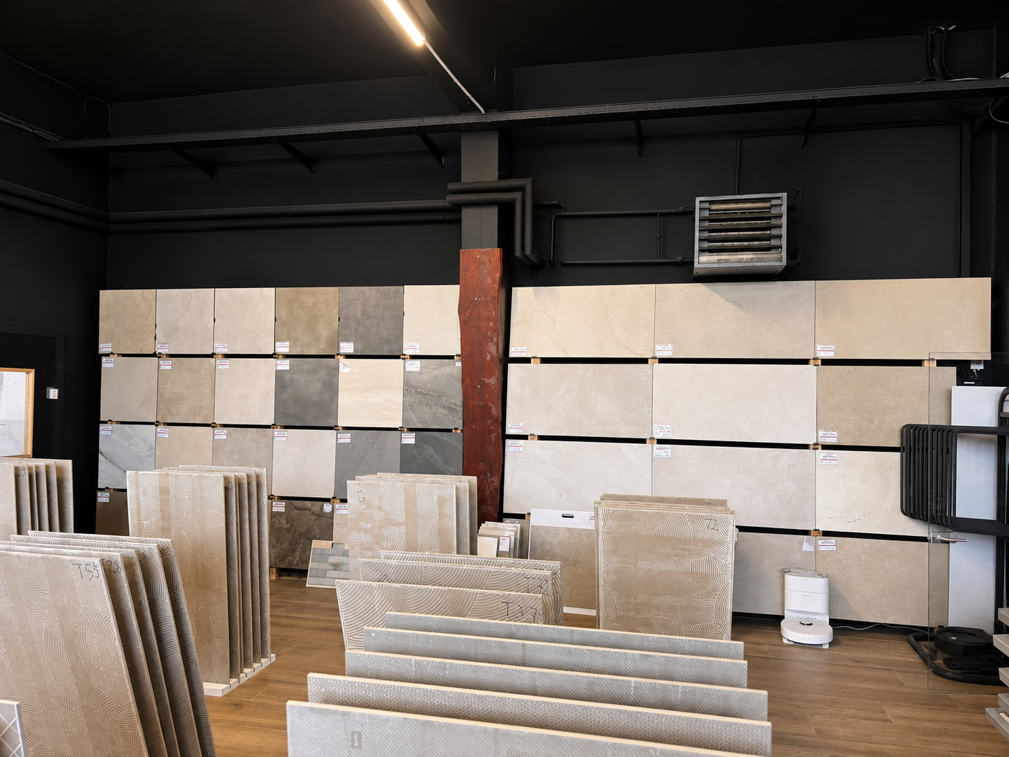 Mur de collections dans le showroom